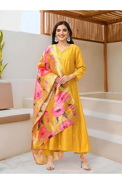 Ishin By Styli Solid V-Neck Kurta with Floral Print Dupatta Set