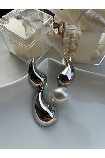 Metal أقراط حديثة بتصميم قطرة غير متماثلة باللون الفضي مع تفاصيل اللؤلؤ