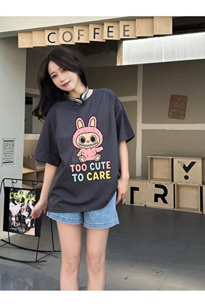 Minga London Tricou oversize cu imprimeu Smoked Labubu Pink Ear -Minga London