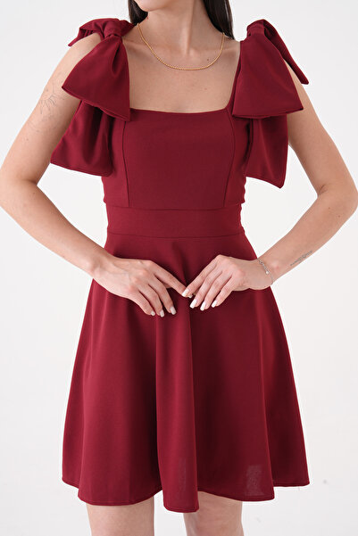 4S1B FASHION Μίνι βραδινό φόρεμα με τετράγωνο γιακά με μπορντό κρεπ ύφασμα με λουράκι φιόγκου 2030