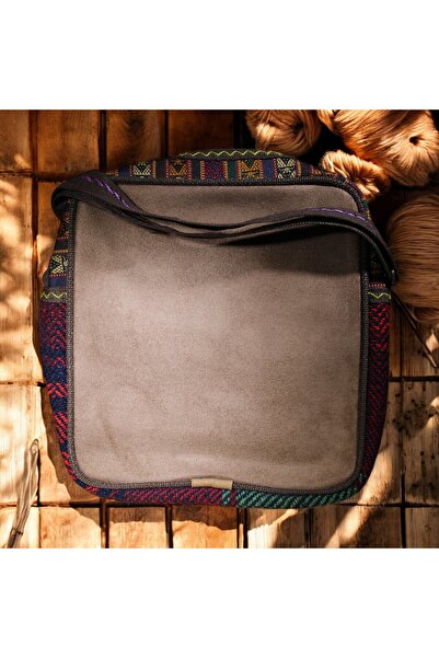DEHNA El Dokuma Kilim Desenli Omuz Çantası – Çift Cep (En: 25CM, Boy: 25CM, Genişlik: 7cm)