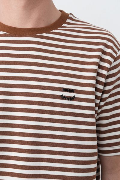 İLKCET MODA Ανδρικό μπλουζάκι με ρίγες σε καφέ ρίγες ανθρώπινο κέντημα