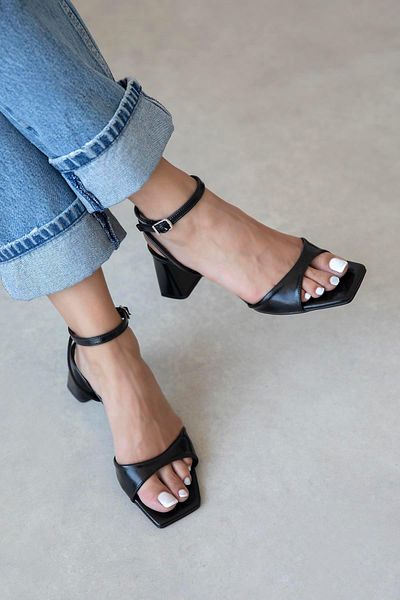 STRASWANS Solana Women's Heeled Blunt Toe Wrinkled Leather Sandals Black