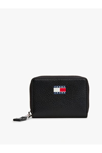 Tommy Hilfiger محفظة نسائية سوداء اللون ذات سطح خارجي منسوج وقسمين رئيسيين مع شعار العلم AW0AW17642-BDS