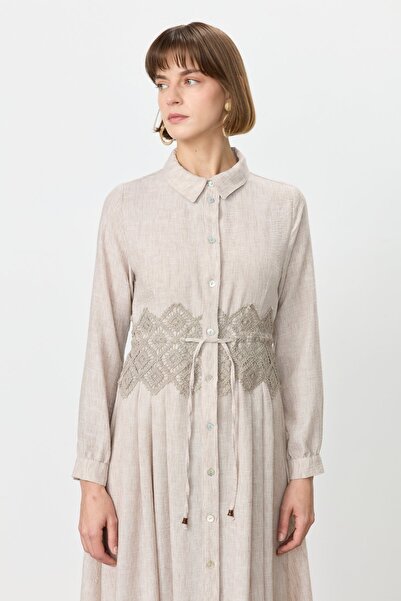 Nihan Beli Makrome Detaylı Formlu Keten Görünümlü Elbise Kahve