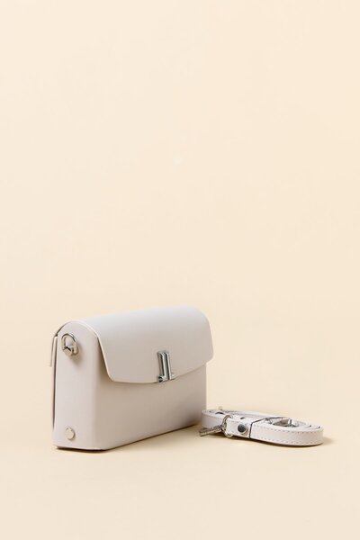 Nihan Metal Kapamalı Çapraz Askılı Çanta Bej