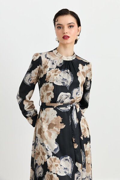 Nihan Yakası Büzgü Detaylı Kuşaklı Empirme Elbise Siyah