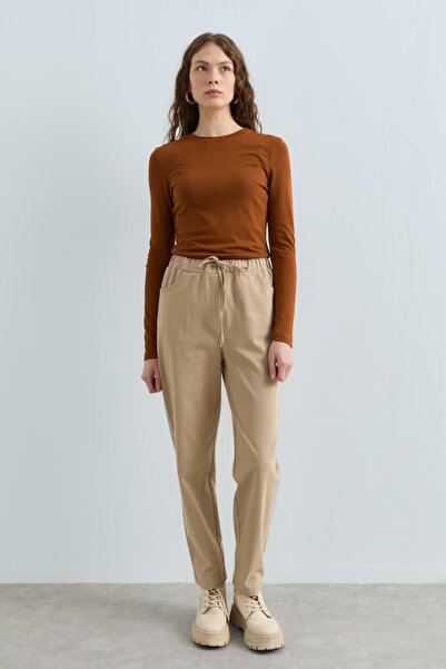 Nihan Beli Bağcıklı Gabardin Havuç Pantolon Bej