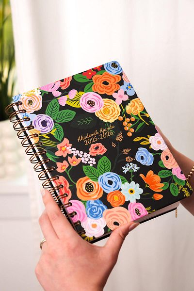 Matt Notebook Академичен дневен ред А5, спирала 15x21 см, 2025-2026 г. - Черни цветя