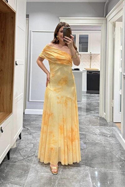Banu Angay Tek Omuz Batik Desen Astarlı Tül Elbise Sarı