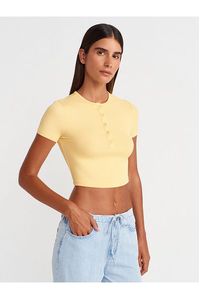 Dilvin 31647 Button Detailed Crop Top-Yellow