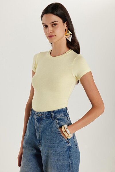 Tudors Γυναικείο μπλουζάκι με κανονική εφαρμογή Classic Cut Crew Neck Viscose Fabric Ultra Soft Yellow T-shirt