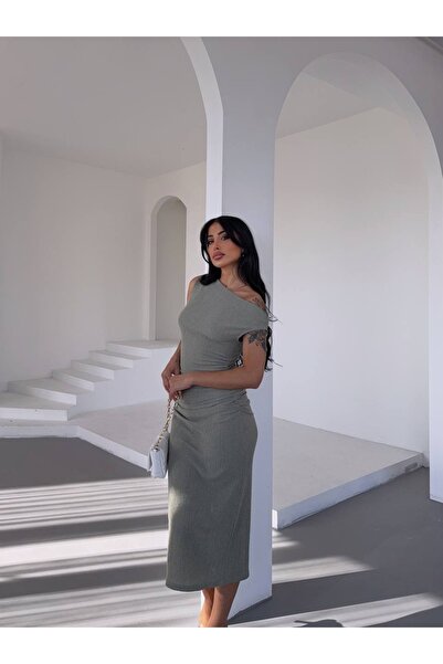 LAVİNİA Düşük omuzlu drapeli rahat kumaşlı şık günlük elbise el