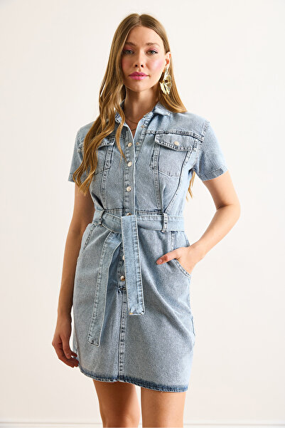 Olalook Rochie mini din denim pentru femei, albastru mediu, cu curea, buzunare, mâneci scurte ELB-19002478