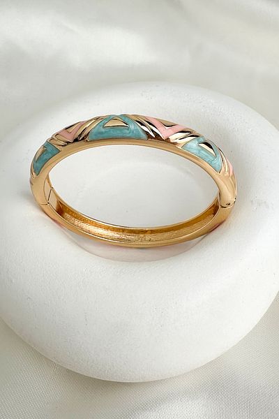 Modex Special Series Enameled Triangle Detail Handcuff Bracelet (Diameter: 6cm)