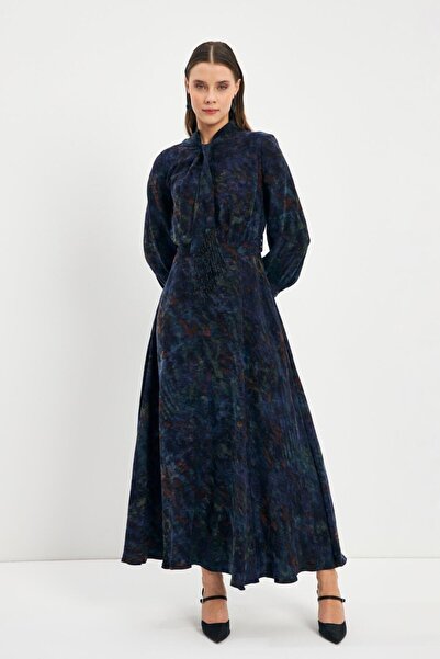 Zühre Desenli Yaka Bağlama Detaylı Lacivert Uzun Elbise E-0444