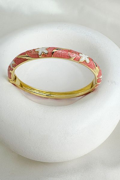 Modex Special Series Enameled Flower Gold Contour Details Handcuff Bracelet (Diameter: 6cm)