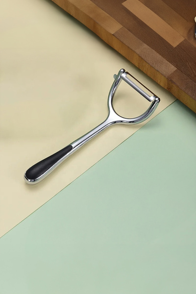 Vadi مقشرة الفواكه والخضروات بمقبض مريح من الفولاذ المقاوم للصدأ