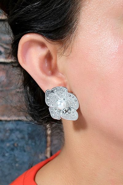 ÖZÜM TAKI Women's Flower Model Pearl Earrings Silver Color