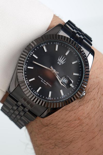 WATCHOFROYAL Crest Line Black Wrist Watch