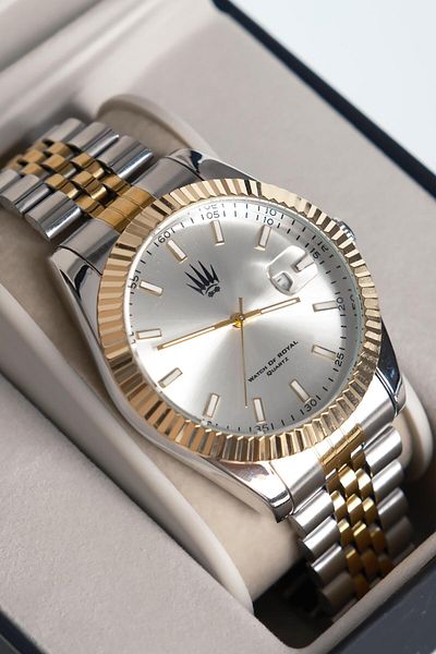 WATCHOFROYAL Crest Line Silver Gold White Wristwatch