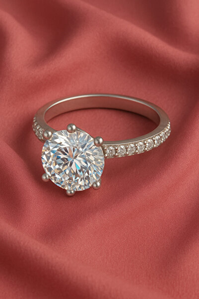 Laboratuvar Pırlantası Lp Işıklı kutuda 4 karat tektaş yüzük