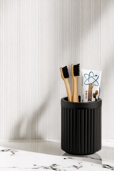 Sas Haus Σετ μαύρο σετ μπάνιου σειράς Lines, Σετ 3 τεμαχίων οβάλ ακρυλική βάση σαπουνιού, βούρτσα και σετ διανομέα υγρού σαπουνιού - 3319