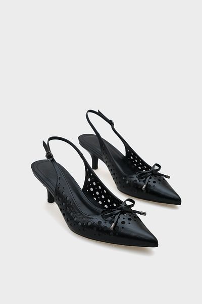 Capone Outfitters Дамски обувки Petunia със среден ток и шипове, остър връх, металически, с каишка презрамка