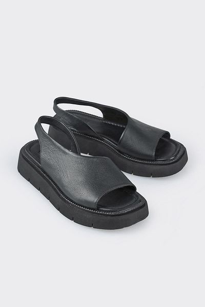 Elle Shoes صندل رياضي نسائي من الجلد الأسود