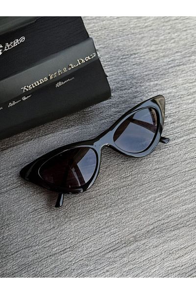 Mojeva Retro Triangle Model Sunglasses