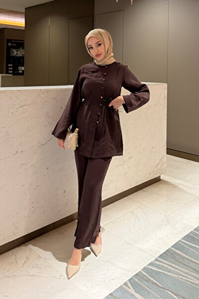 Tesettür Diyarı Γυναικείο υφασμάτινο κοστούμι Tansel με κουμπιά μπροστά