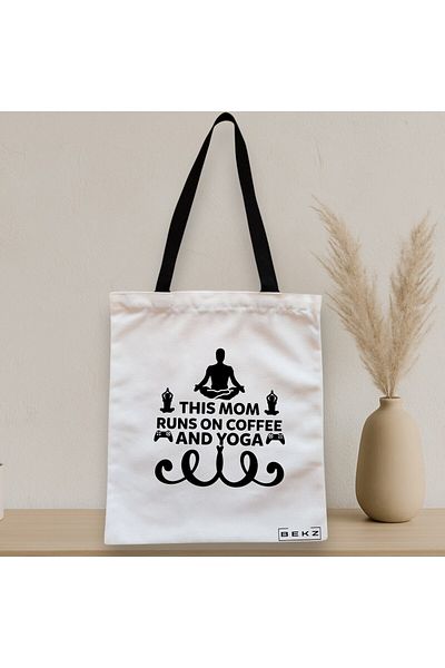 BEKZ Sacosa Textila Cu Fermoar, Geanta Tote Yoga This Mom Runs On Coffe And Yoga, 38x34.5 Cm, Alba, ®