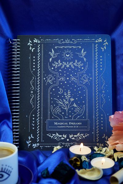Victoria's Journals Академична програма-2025–2026 | 17x23 см | Метална спирала | Отметка | Премиум твърди корици | Вълшебни сънища