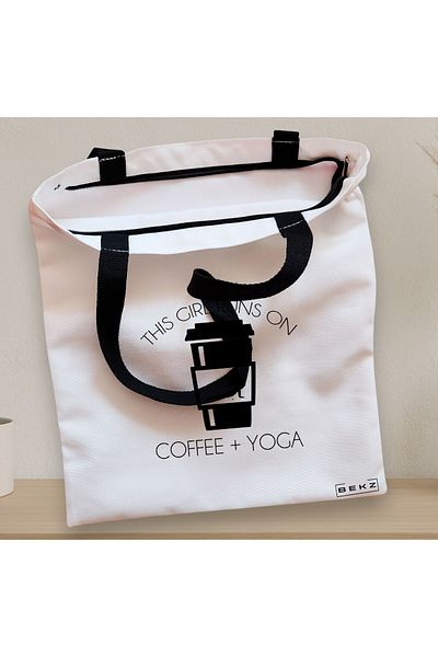 BEKZ Sacosa Textila Cu Fermoar, Geanta Tote Yoga This Girl Runs On Coffe And Yoga 2, 38x34.5 Cm, Alba, Be