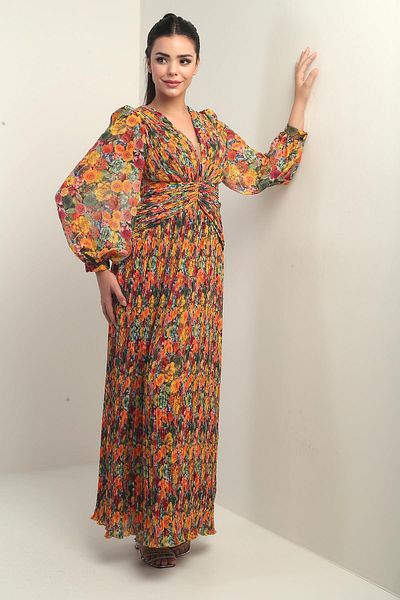 By Saygı Rochie lungă din șifon pliat complet, cu decolteu în V, căptușită cu model floral