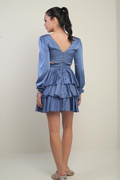 By Saygı Жіноча коротка сукня з V-подібним вирізом спереду і ззаду, з підкладкою, з декольте на талії, з багатошаровою атласною спідницею