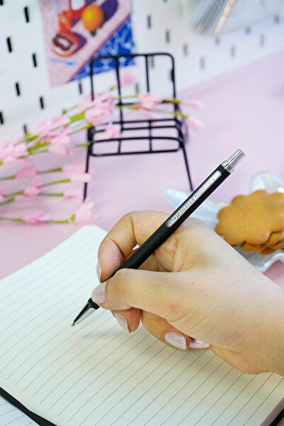 Victoria's Journals مجموعة مكونة من دفتر ملاحظات مسطر بغطاء صلب مقاس A5 وقلم حبر جاف بجسم معدني.