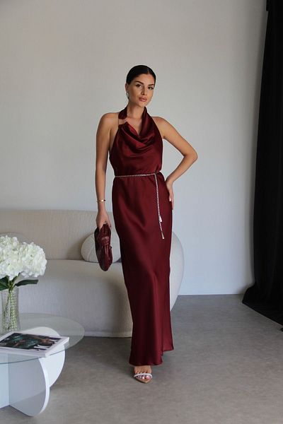 Julishop Rochie maxi lungă din satin premium, cu gât roșu Claret, cu detaliu de accesorii metalice