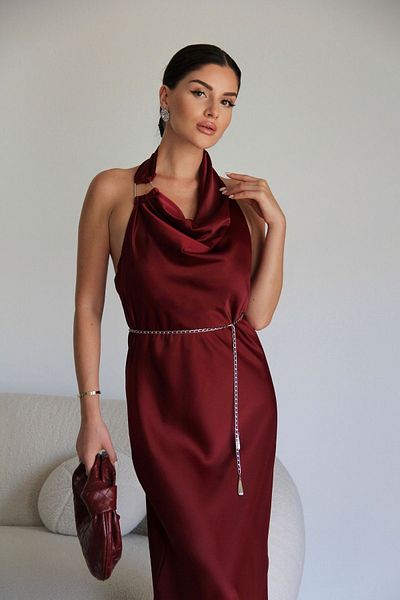 Julishop Rochie maxi lungă din satin premium, cu gât roșu Claret, cu detaliu de accesorii metalice