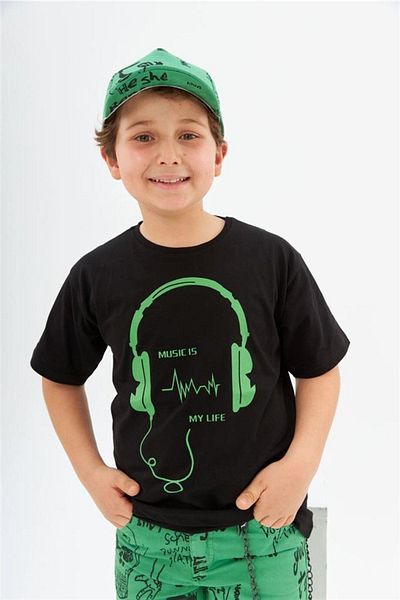 Hilal Akıncı Kids Tricou negru imprimat cu căști pentru băiat, pantaloni scurți din denim cu scris cu lanț