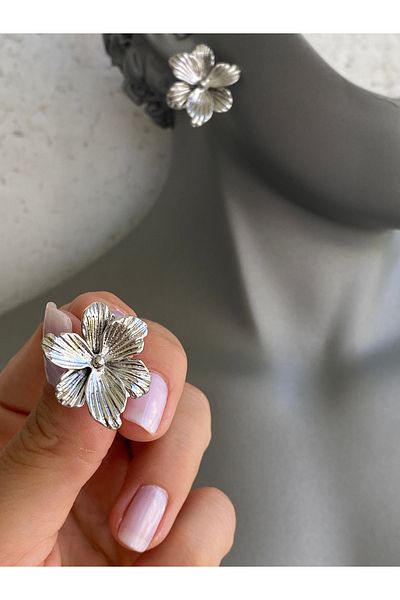 Lucios Golden Craftsmanship Flower Nail Earring