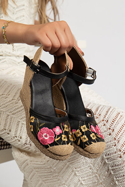 can feta Yeni Sezon İthal Malzeme Çiçek Motifli Fileli Hasır Detaylı Terleme Yapmaz Dolgu Topuklu Ayakkabı