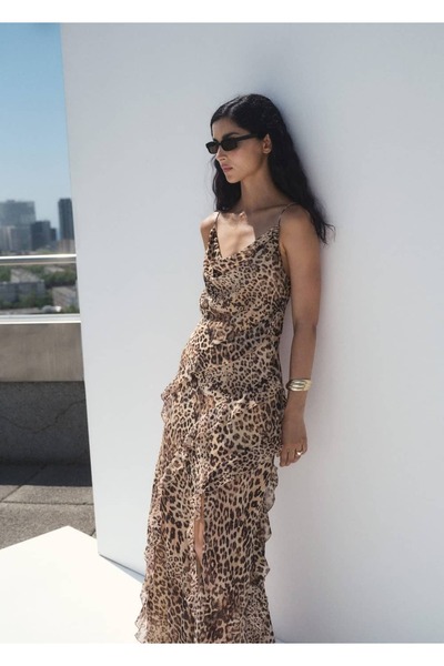 MANGO Woman Leopar desenli volanlı yırtmaçlı elbise