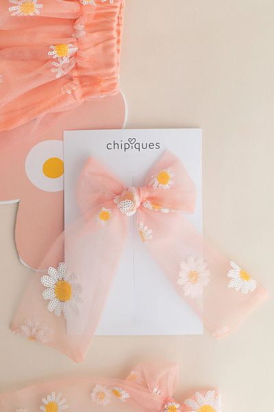 chipiques White Daisy Sequin Embroidered Salmon Ballerina Bow – Clip-On Children's Buckle