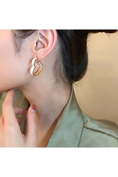 Shiklik MODA قم بتكملة أناقتك مع أقراط على شكل قلب ذهبية اللون عتيقة