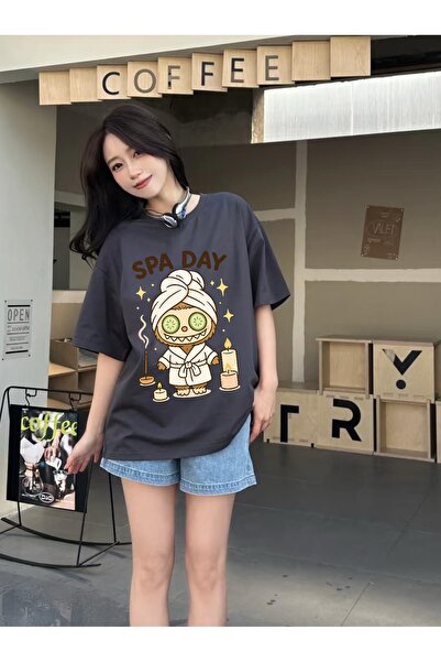 Minga London Tricou oversize cu imprimeu Labubu Smoked Spa Day -Minga London