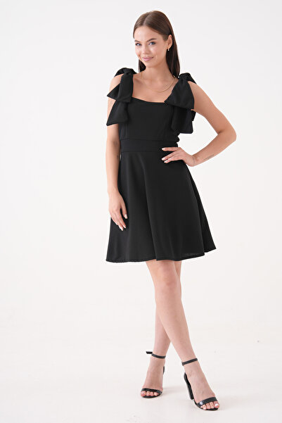 4S1B FASHION Μίνι βραδινό φόρεμα με τετράγωνο γιακά με μαύρο κρεπ ύφασμα με λουράκι φιόγκου 2030