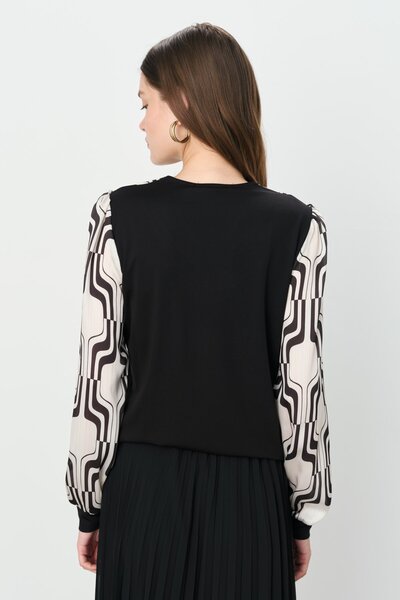 Nihan Yakası ve Kolları Kumaş Aksesuarlı Örme Bluz Siyah