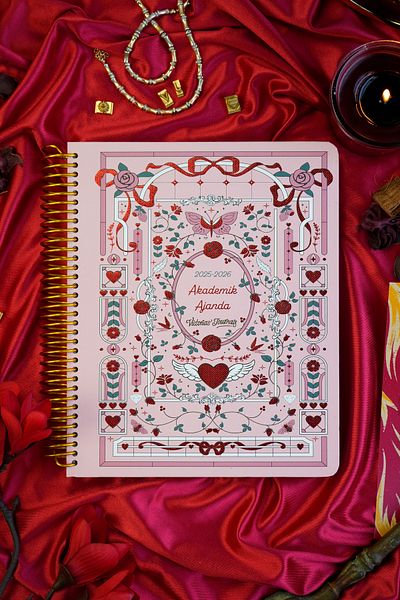 Victoria's Journals Ακαδημαϊκό Ατζέντα-2025–2026 |   17x23 εκ. |   Μεταλλικό σπιράλ |   Με σελιδοδείκτη |   Premium σκληρό εξώφυλλο |   Χειροποίητο