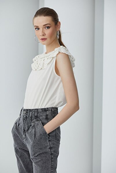 By Mare Style Hand Knitted Collar Sleeveless Off-White Blouse